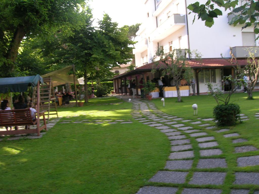 Hotel La Bussola Marina di Massa Exteriör bild